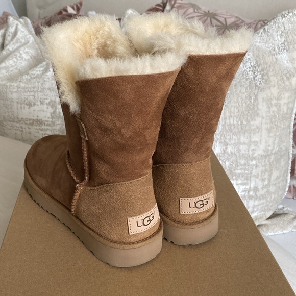 UGG | Classic High-Low Short Boot II - Picture 4 of 5
